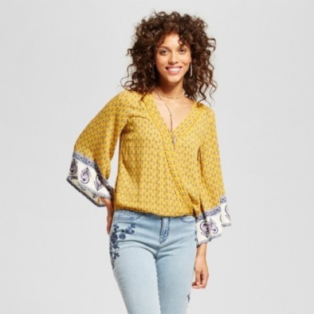 V-neck long sleeve cropped shirt